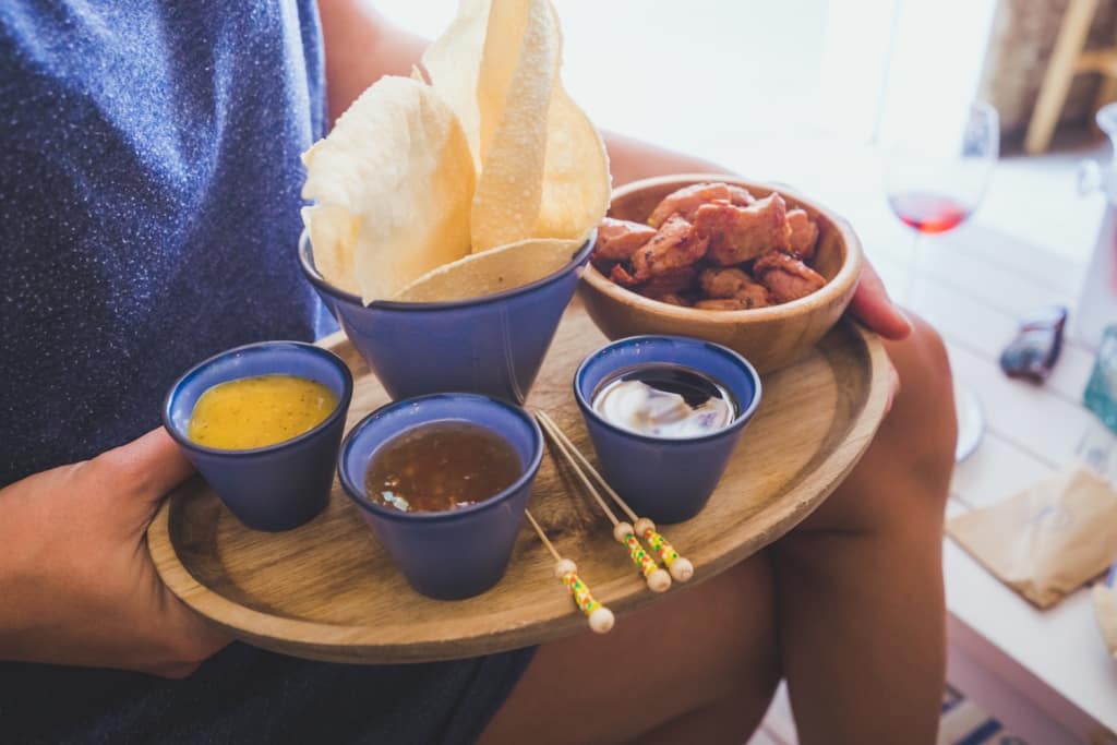 Een plank met tapas en sauzen op een terras in Valencia