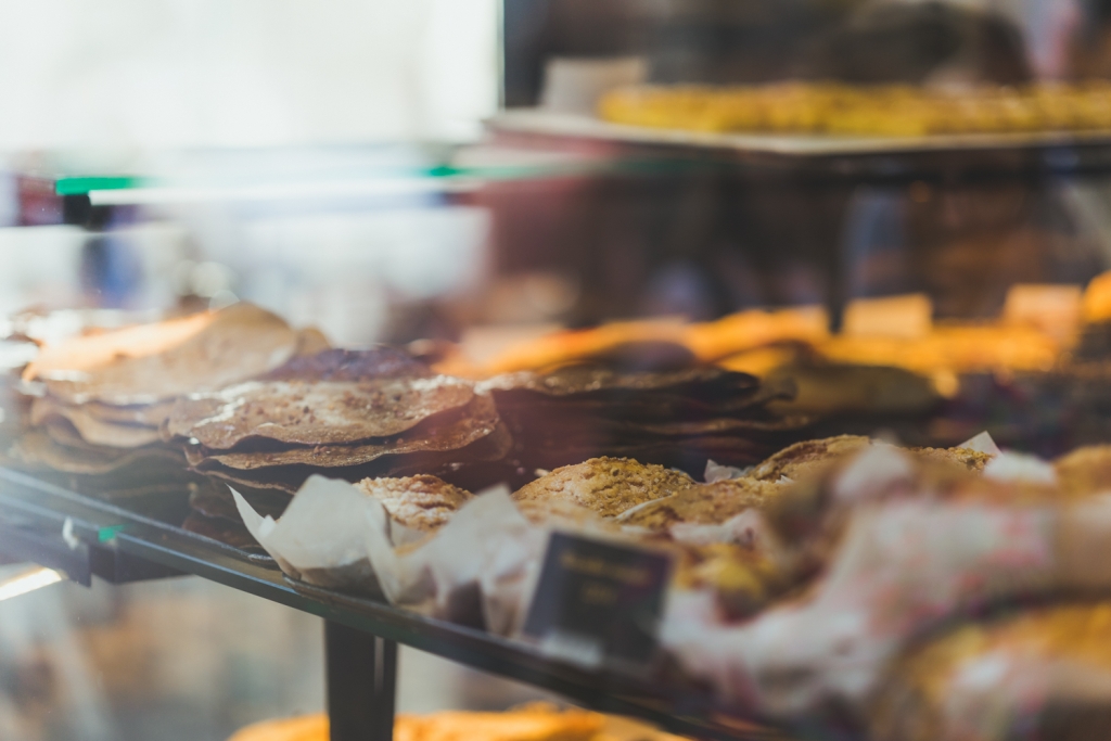 Gebak en tapas achter glas op een markt in Valencia