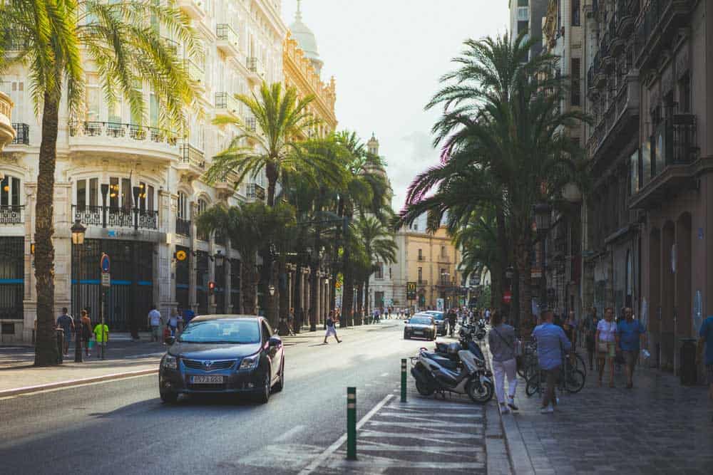 Straat met palmbomen in Valencia buiten de toeristische route