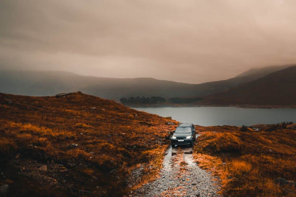 Roadtrippen door Schotland: met de auto op de ferry of het vliegtuig?