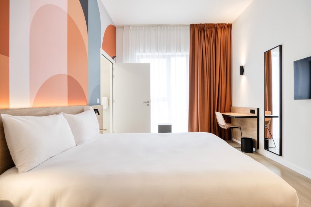 Kleurrijke kamers in het nieuwe B&B Hotel in Mechelen.