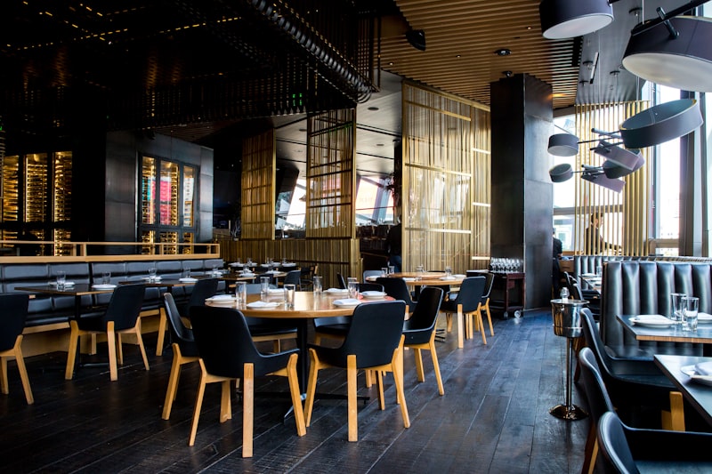 Stijlvol brasserie interieur met hoge plafonds en industrieel design