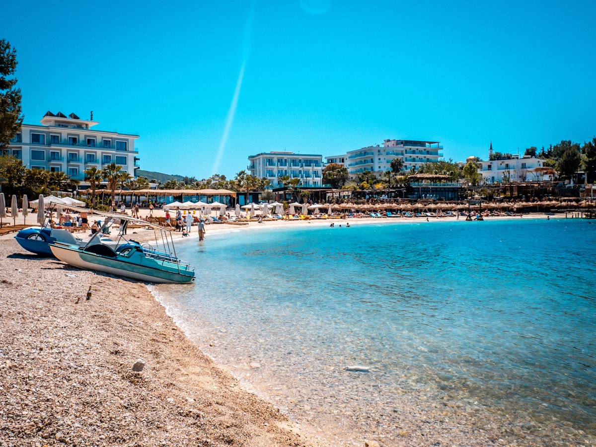 Het helderblauwe water van Ksamil aan de Albanese Riviera