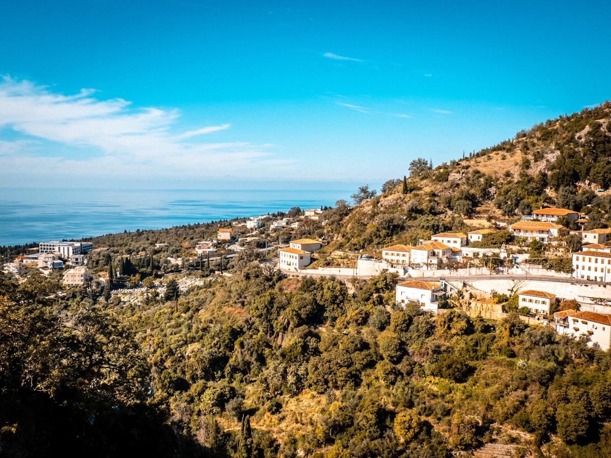 Het strand van Dhermi aan de Albanese Riviera