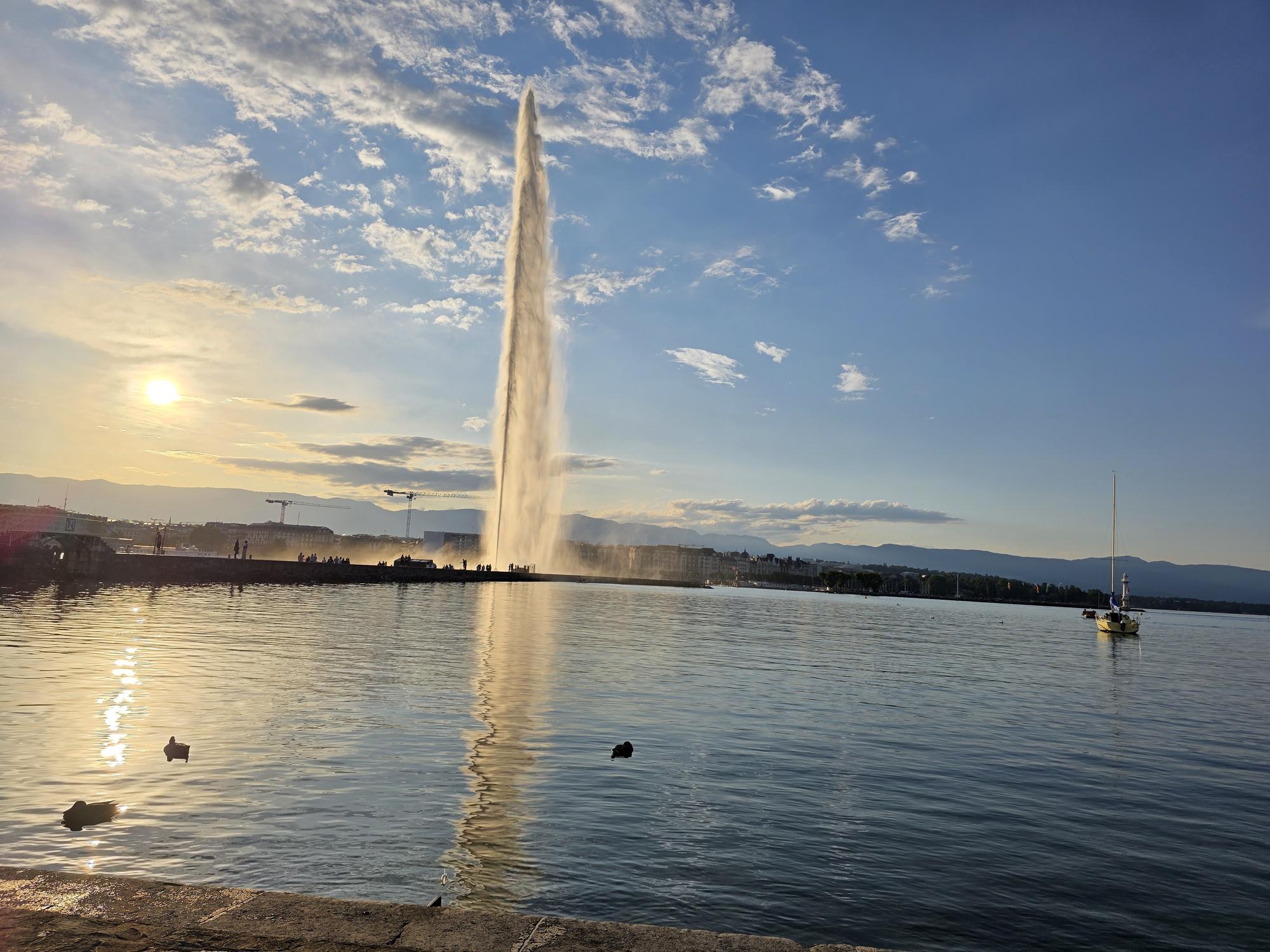 De Jet d'Eau fontein in Geneve bij zonsondergang