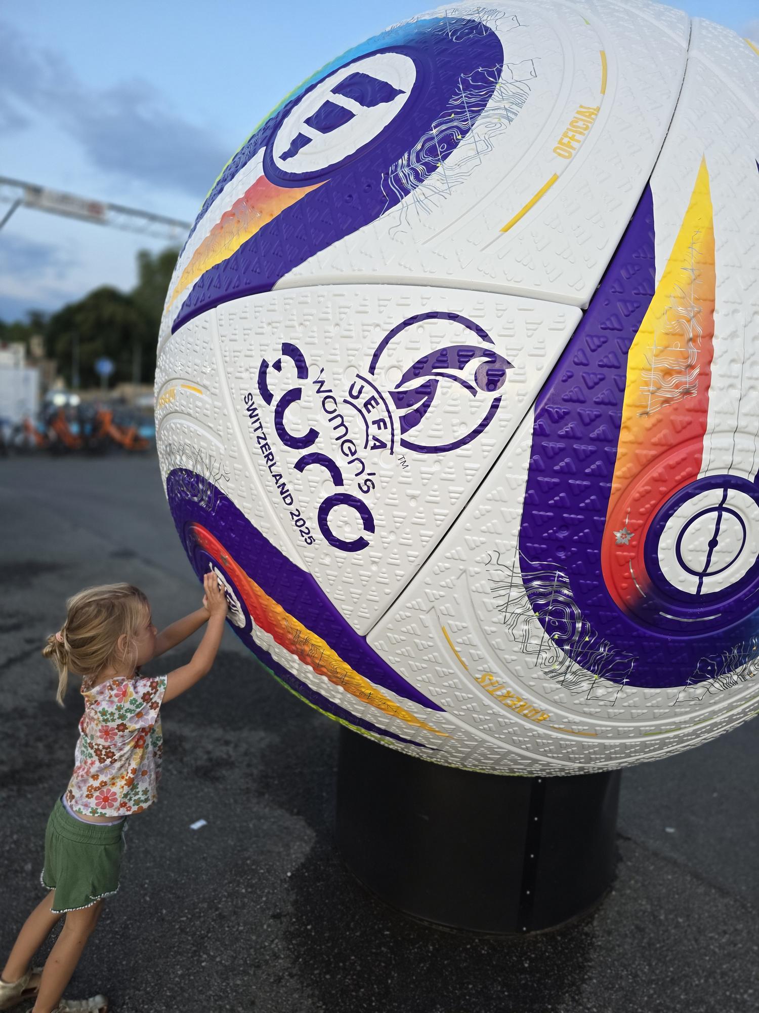 Reuzevoetbal EK Vrouwenvoetbal 2025 in Geneve