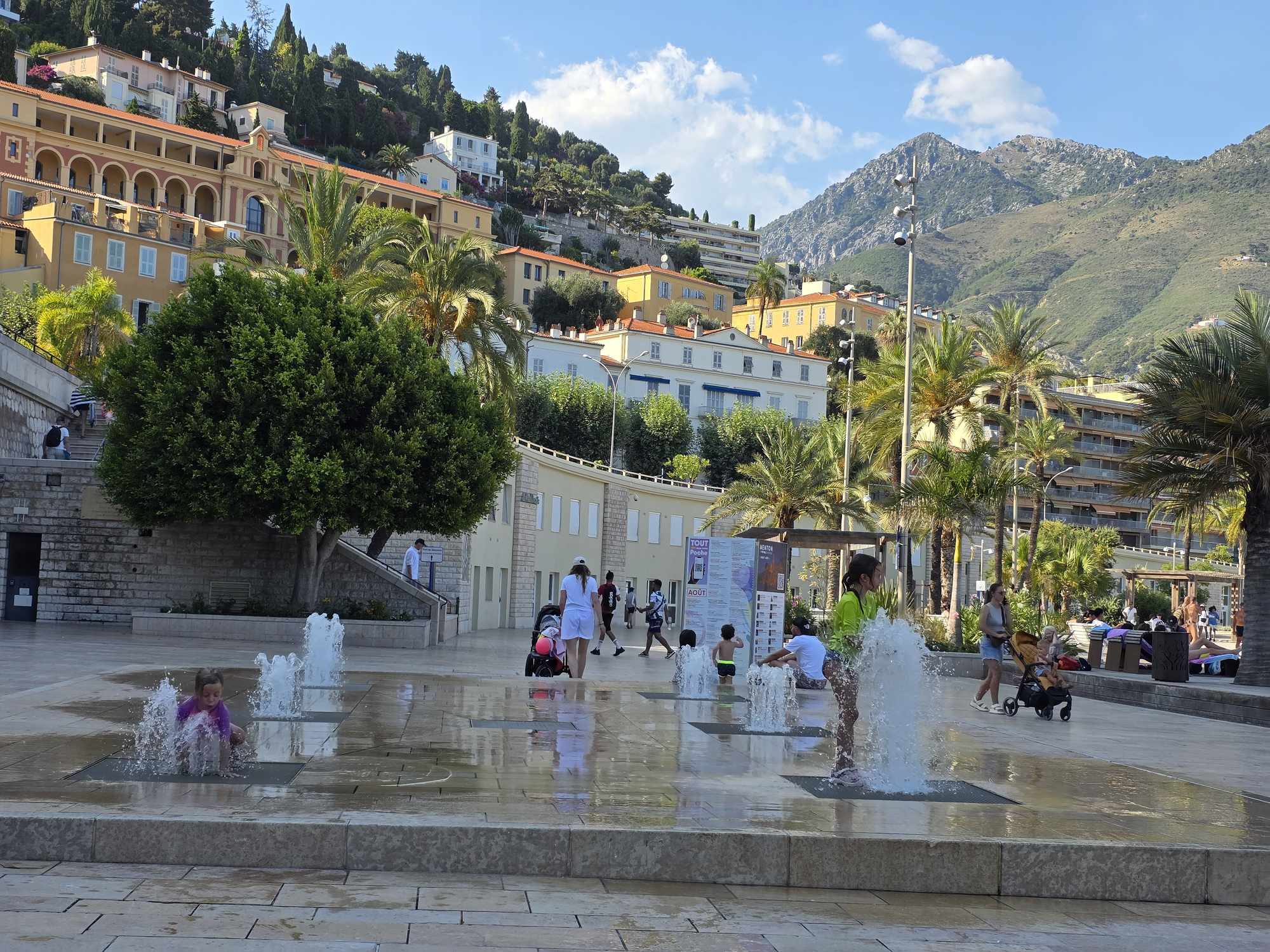 Speelfontein in Menton met bergen op achtergrond