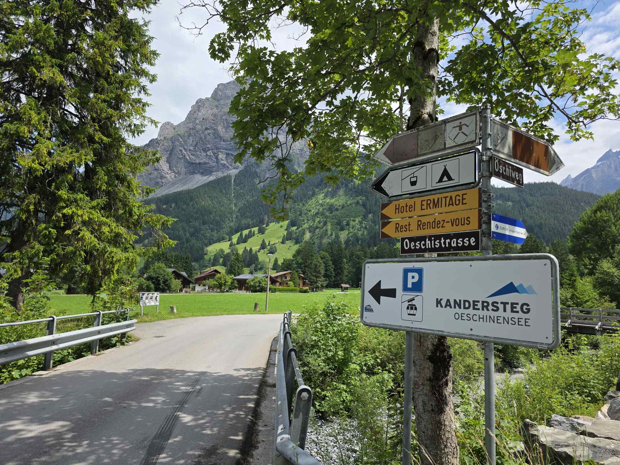 Wegwijzers in Kandersteg richting Oeschinensee
