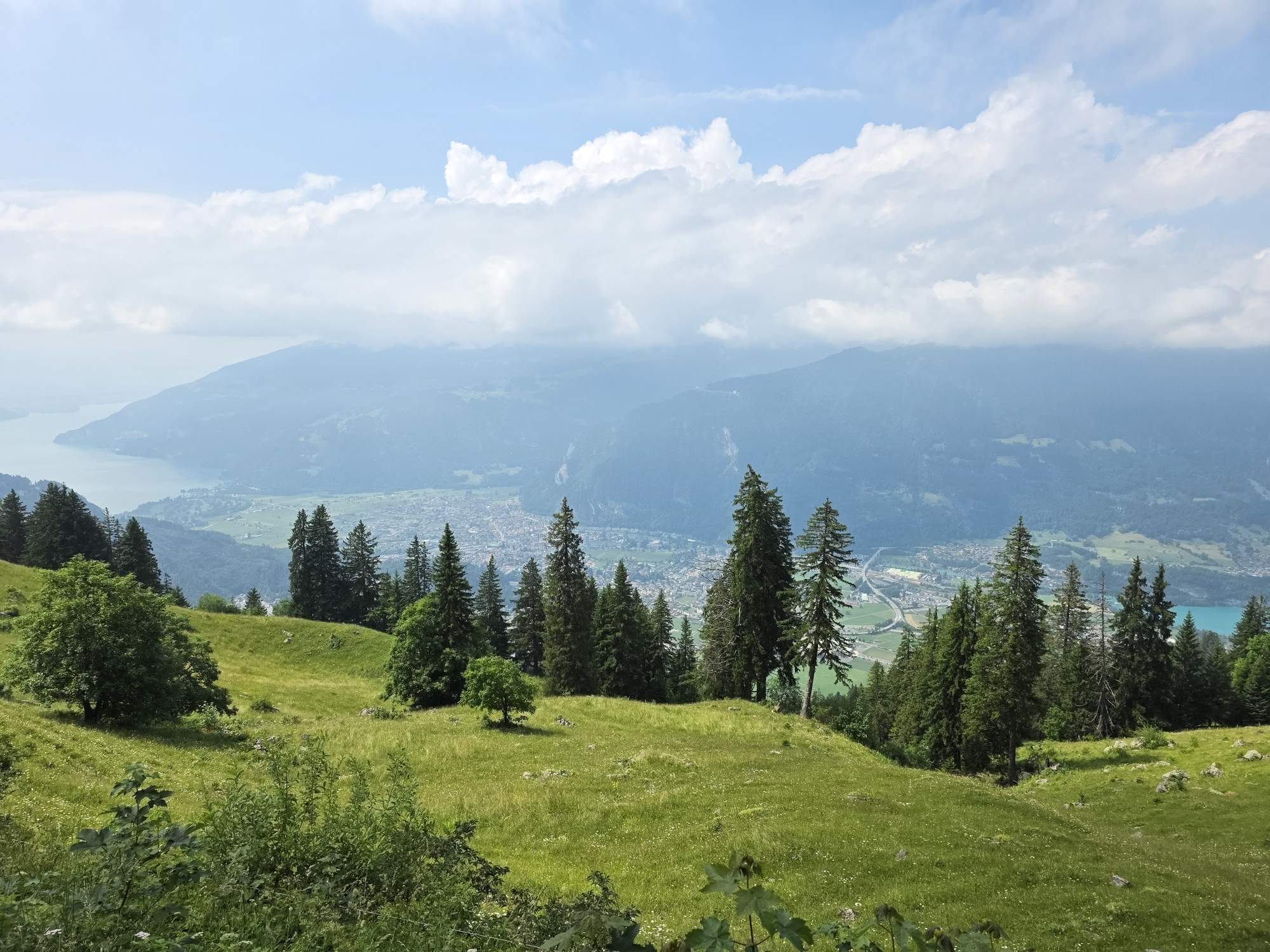 Panoramisch uitzicht over Interlaken en de meren