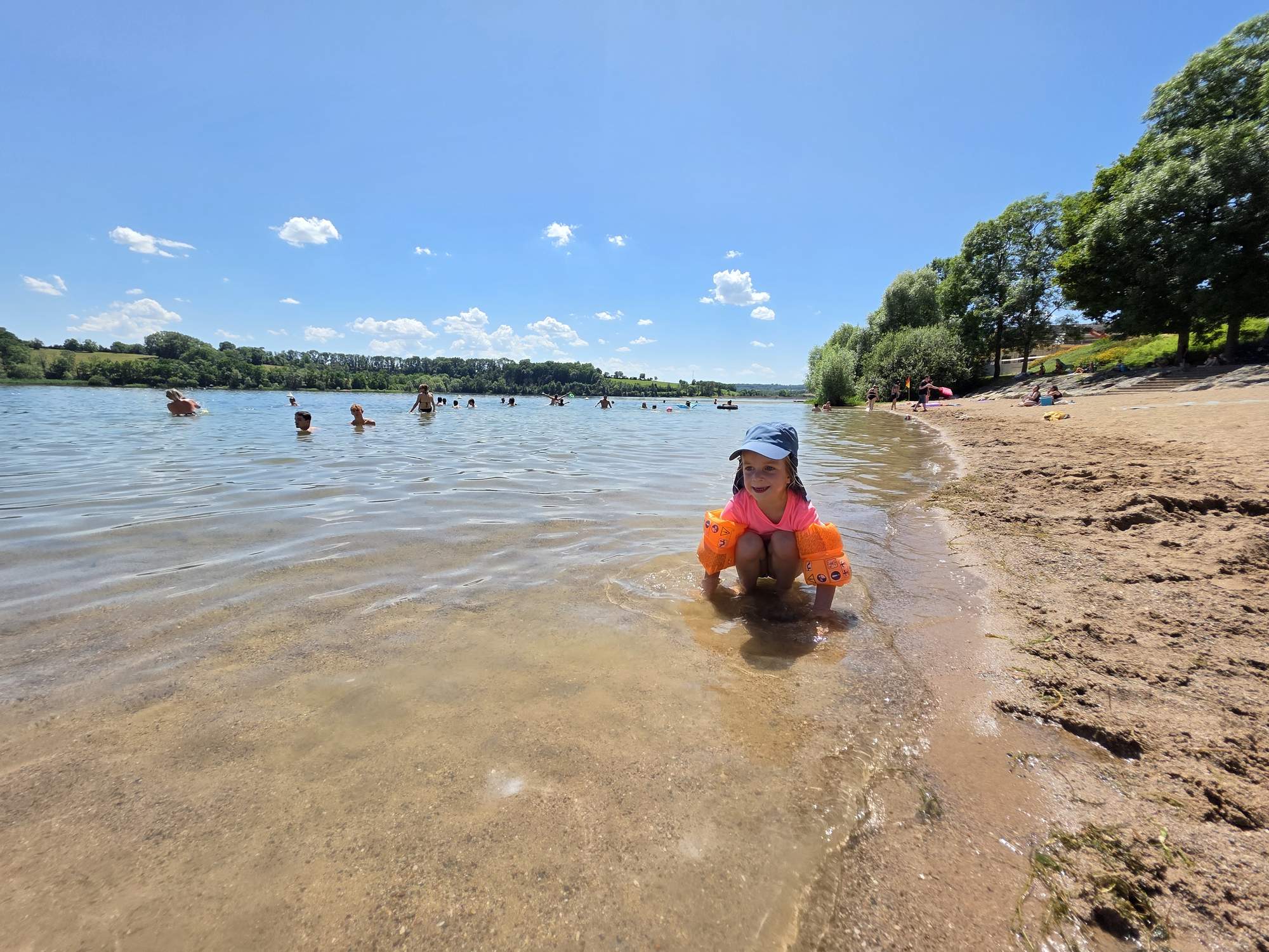 Spelen in het ondiepe water van Lac de la Liez