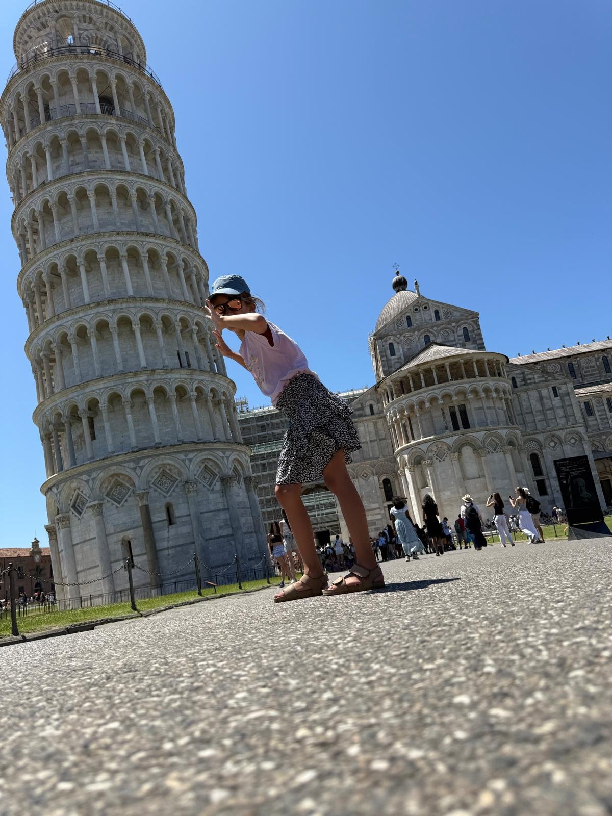 De verplichte toeristenfoto bij de scheve toren van Pisa